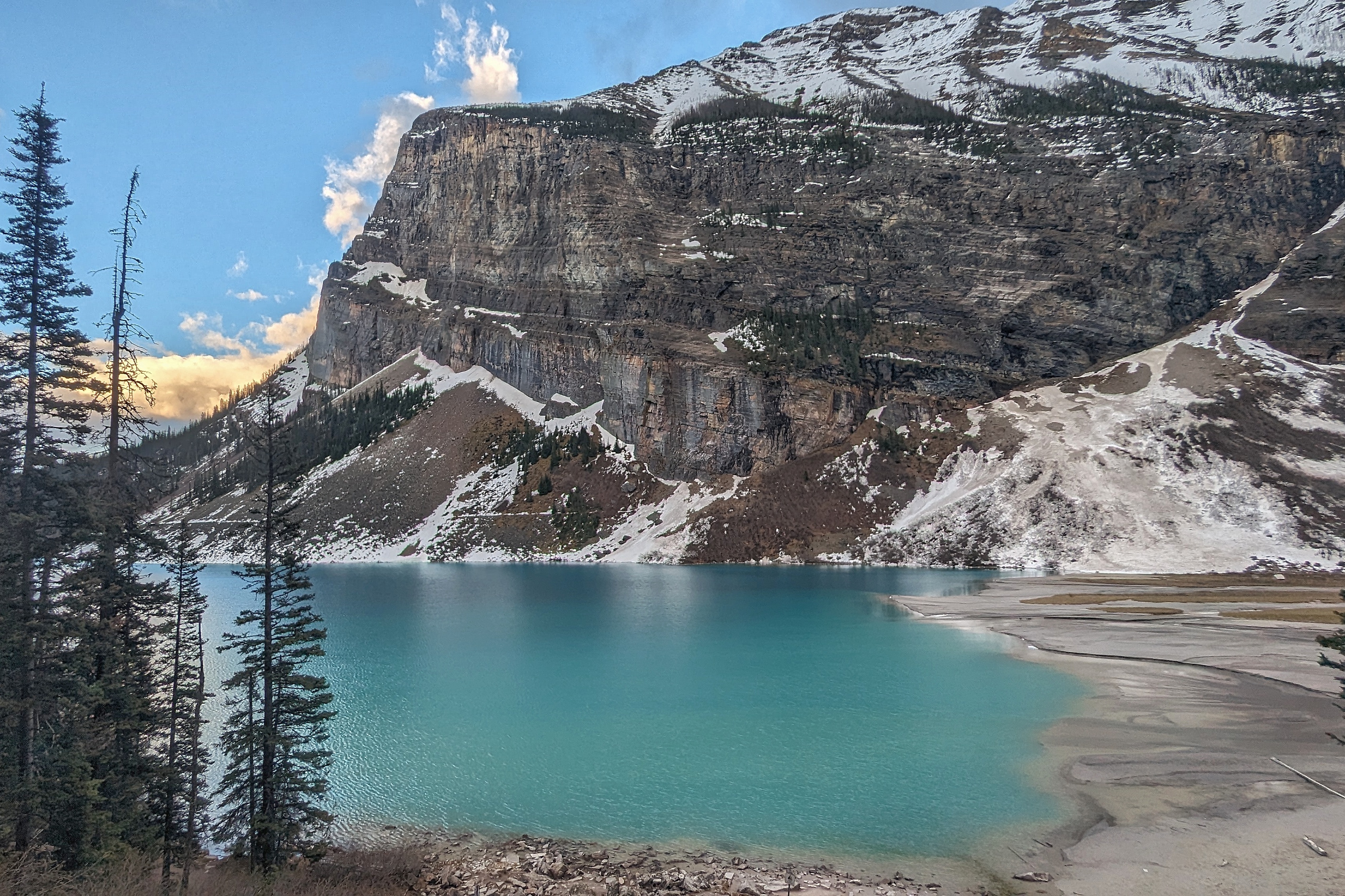 Lac turquoise et montagnes enneigées à Waterton Lakes